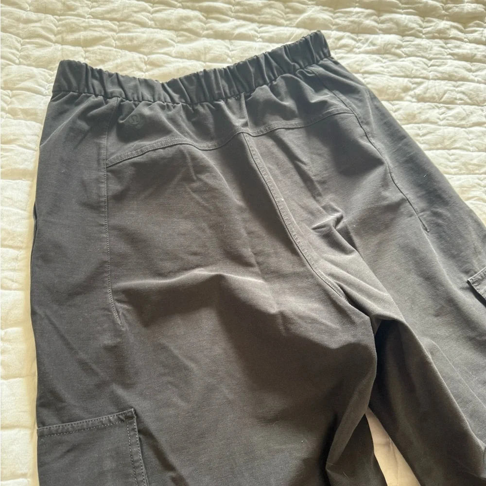 Women’s Lululemon Light Utilitech Cargo Pocket High Rise Pants - Picture 3 of 5